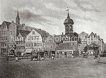 S0126_024_213 Wohngebude bei St. Annnen - ein Pferdefuhrwerk steht auf der Strasse sowie mehrere Transportkarren. In der rechten Bildmitte der Turm von der schon 1812 abgebrochenen St. Annen Kapelle - links die Turmspitze der St. Katharinen Kirche. Ab 1883 wurden die Wohnviertel auf den Elbinseln