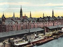 0141_237_76_1 Zwei Dampfschiffe liegen am Sandtorkai des Sandtorhafens. Auf der Landseite werden die Schiffe ber Krne be- und entladen und auf der Wasserseite Schuten und Lastkhne liegen. Hinter den offenen Lagerschuppen, in denen gestapelte Gter zu erkennen sind, liegen die Gebude der Speicherstadt - im Hintergrund Rathausturm und die Kirchtrme der Hansestadt Hamburg. Baubeginn der Speicherstadt war 1883. Dabei wurden zunchst die ab dem 16. Jahrhundert auf den Elbinseln Kehrwieder und Wandrahm gewachsenen Wohnviertel abgerissen. Der Kehrwieder galt als Arbeiter- und Handwerkerviertel mit teilweise enger Gngeviertelbebauung, der Wandrahm war vor allem mit Kaufmanns- und Brgerhusern aus dem 17. und 18. Jahrhundert bebaut und insbesondere von hollndischen Einwanderern geprgt. Die Realisierung und Verwaltung der Speicherstadt wurde im Jahr 1885 durch die Hamburger Freihafen-Lagerhaus-Gesellschaft (HFLG) bernommen. Bis 1889 entstanden zwischen Kehrwiederspitze und Kannengieerort etwa 60 Prozent der Lagerflchen (Blcke A bis O). Im zweiten Bauabschnitt von 1891 bis 1897 wurden die Speicherblcke P, Q und R am St. Annenufer und Neuer Wandrahm errichtet. Im dritten Bauabschnitt von 1899 bis 1927, unterbrochen durch den Ersten Weltkrieg und die Inflationsjahre, wurde das Gebiet stlich der Strae Bei St. Annen fertig gestellt (Blcke S bis X). Das "Rathaus" der Speicherstadt, das Verwaltungsgebude der HHLA, wurde 1903 eingeweiht. Insgesamt entstanden 24 Speicherblcke mit rund 300.000 Quadratmeter Lagerflche.