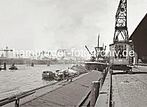 02219_655a Ein Binnenschiff mit abgedeckten Laderaum liegt am Strandkai des Strandhafens - ein weiterer Elbkahn hat lngsseits des Frachters ZEALAND mit Heimathafen Liverpool fest gemacht. Auf dem gegenber liegenden Elbufer sind die Werftanlagen der Deutschen Werft am Reiherstieg zu sehen.