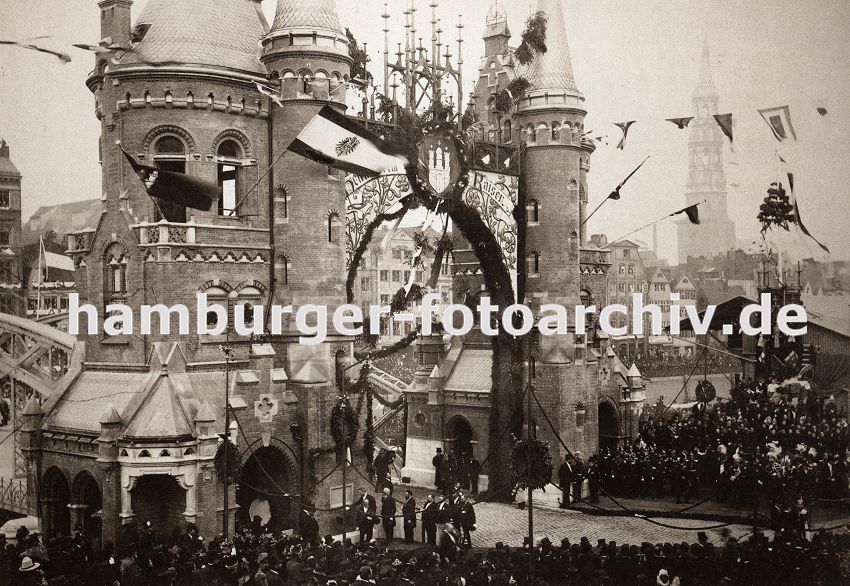 01147716 Fotos Hamburg : die Einweihung vom ersten Bauabschnitt der Hamburger Speicherstadt fand am 29. Oktober 1888 unter Anwesenheit Kaiser Wilhelm II statt. Der symbolische Schlussstein wurde an der Brooksbrcke gesetzt, die zu diesem Anlass mit Fahnen und Girlanden geschmckt war. Im Hintergrund ist der Turm der St. Katharinenkirche zu erkennen.