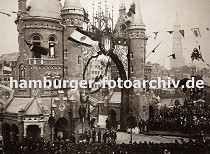 01147716 die Einweihung vom ersten Bauabschnitt der Hamburger Speicherstadt fand am 29. Oktober 1888 unter Anwesenheit Kaiser Wilhelm II statt. Der symbolische Schlussstein wurde an der Brooksbrcke gesetzt, die zu diesem Anlass mit Fahnen und Girlanden geschmckt war. Im Hintergrund ist der Turm der St. Katharinenkirche zu erkennen. 