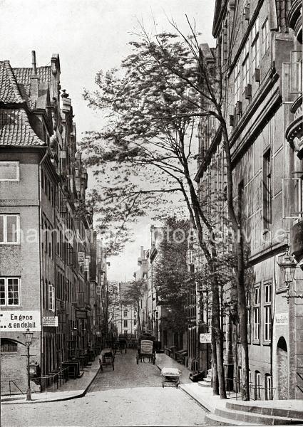 40111_017_1_12  Blick in die Strasse Alter Wandrahm; Handkarren stehen am Strassenrand, ein  Pferdewagen hat vor einem der historischen Huser auf der Wandrahmsinsel halt gemacht. Unterschiedliche Firmenschilder u. a. ein Zahntechniker weisen auf niedergelassene Gewerbebetriebe in der Wohngegend hin. Ab 1883 wurde die Wohnviertel auf den Elbinseln Kehrwieder und Wandrahm abgerissen, um die Speicherstadt zu errichten. Etwa 20 000 Menschen wurden zangsumgesiedelt, ca. 1100 Huser wurden zerstrt.