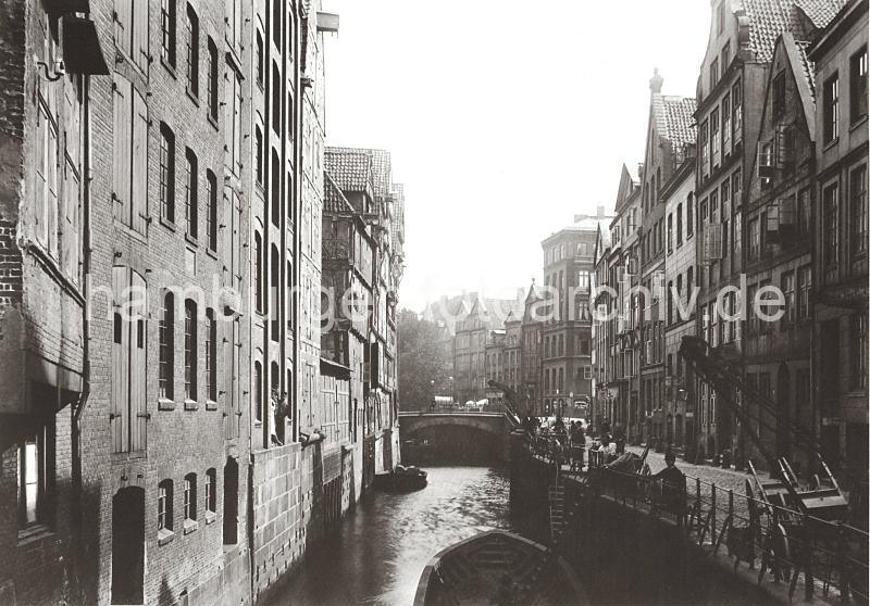 0113_030_33  Bilder aus dem alten Hamburg- Blick auf die Wohngebude und Geschftshuser in der HOLLNDISCHEN REIHE. Handkarren stehen auf dem Kopfsteinpflaster der Strasse. Eine Schute liegt an der Mauer des Fleets - eine Leiter fhrt zum Lastkahn hinab. Im Hintergrund fhrt auf der St. Annenbrcke ein Wasserwagen, der von einem Schimmel gezogen wird. Ab 1883 wurden die Wohnviertel auf den Elbinseln Kehrwieder und Wandrahm abgerissen, um die Speicherstadt zu errichten. Etwa 20 000 Menschen wurden zwangsumgesiedelt, ca. 1100 Huser wurden zerstrt.