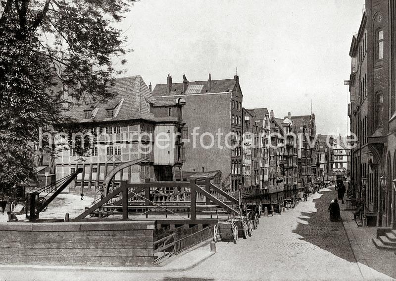 0115_017_1_14 Handkarren sind an der Kaimauer des Fleets am HOLLNDISCHEN BROOK abgestellt. Eine Fussgnger- brcke aus Holz fhrt ber ber das Fleet; mehrere Krane sind am Kanal aufgestellt - mit ihnen knnen die Lasten von den Schuten an Land gehievt oder die Khne neu beladen werden. Ab 1883 wurden die Wohnviertel auf den Elbinseln Kehrwieder und Wandrahm abgerissen, um die Speicherstadt zu errichten. Etwa 20 000 Menschen wurden zwangsumgesiedelt und ca. 1100 Huser zerstrt.