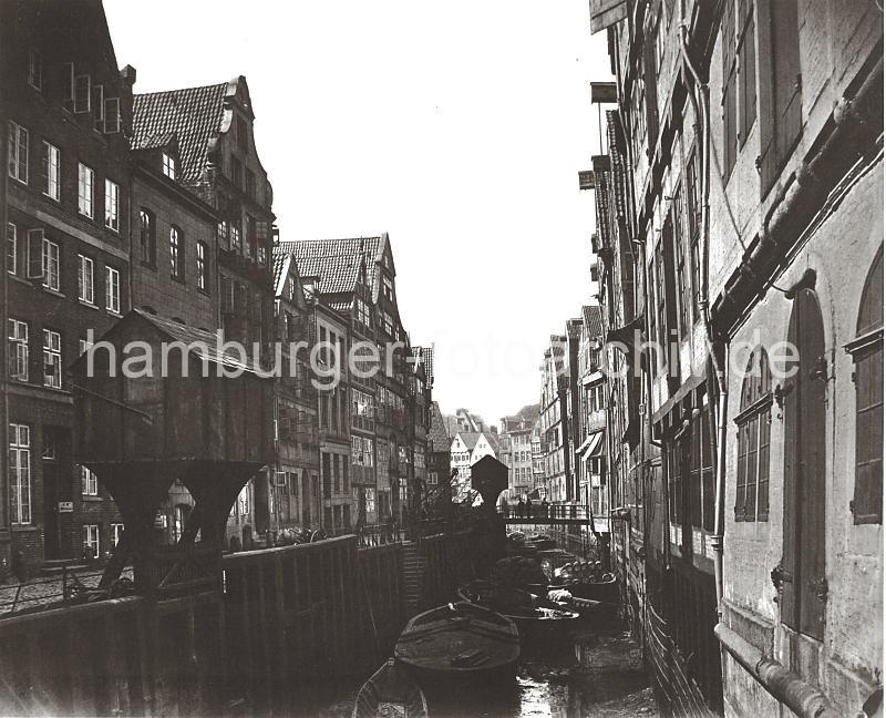 0116_030_137 Handwinden stehen lngsseits des Fleet - beladene Schuten liegen im Schlick des Fleets; bei Ebbe fallen die Frachtkhne auf Grund - auf der Wasserseite der Gebude sind unter dem Dach die Giebelwinden zu erkennen. Die Wasserstraen der Fleete bildeten fr den Warentransport in Hamburg ein bedeutendes Verkehrsnetz. Die Huser der reichen Kaufleute – meist Wohn- und Lagerhaus zugleich – wurden mit der Rckfront zum Fleet und der Vorderfront zur Strae gebaut, oft beidseitig mit entsprechenden Hebevorrichtungen fr Lasten. Die Ladungen (=transportierte Waren) der Seeschiffe wurden zunchst auf kleinere Schuten umgeschlagen und zur Zwischenlagerung bzw. weiteren Verarbeitung ber die Fleete an den Bestimmungsort verbracht. Ab 1883 wurden die Wohnviertel auf den Elbinseln Kehrwieder und Wandrahm abgerissen, um die Speicherstadt zu errichten. Etwa 20 000 Menschen wurden zwangsumgesiedelt und ca. 1100 Huser zerstrt.