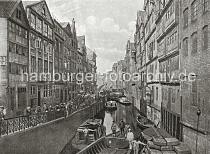 0117_024_238 Beladene Schuten liege im Fleet an der Hollndischen Reihe; einige der Ewerfhrer stehen auf dem Bug eines der Lastkhne aus Holz.  - auf der teilweise abgedeckten Ladung eines der Schiffe liegt ein Peekhaken / Bootshaken, mit dem der Ewerfhrer die Schuten durch die Hamburger Kanle stakt, da die Lastschiffe keinen eigenen Antrieb haben. Die Wasserstraen der Fleete bildeten fr den Warentransport in Hamburg ein bedeutendes Verkehrsnetz. Die Huser der reichen Kaufleute – meist Wohn- und Lagerhaus zugleich – wurden mit der Rckfront zum Fleet und der Vorderfront zur Strae gebaut, oft beidseitig mit entsprechenden Hebevorrichtungen fr Lasten. Die Ladungen der Seeschiffe wurden zunchst auf kleinere Schuten umgeschlagen und zur Zwischenlagerung bzw. weiteren Verarbeitung ber die Fleete an den Bestimmungsort verbracht. Ab 1883 wurden die Wohnviertel auf den Elbinseln Kehrwieder und Wandrahm abgerissen, um die Speicherstadt zu errichten. Etwa 20 000 Menschen wurden zwangsumgesiedelt und ca. 1100 Huser zerstrt.