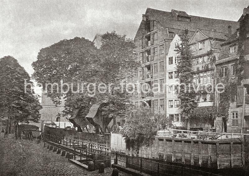 0119_034_263 Wohn- und Lagergebude am Wandbereiter Brook. Die Bodenluken eines mehrstckigen Speichers sind geffnet, eine Hieve Scke hngt an der Giebelwinde. Im Vordergrund schtzen Prellsteine die Gelnder und verhindern ein direktes Parken der Transportkarren am Fleet. Die Wasserstraen der Fleete bildeten fr den Warentransport in Hamburg ein bedeutendes Verkehrsnetz. Die Huser der reichen Kaufleute – meist Wohn- und Lagerhaus zugleich – wurden mit der Rckfront zum Fleet und der Vorderfront zur Strae gebaut, oft beidseitig mit entsprechenden Hebevorrichtungen fr Lasten. Die Ladungen der Seeschiffe wurden zunchst auf kleinere Schuten umgeschlagen und zur Zwischenlagerung bzw. weiteren Verarbeitung ber die Fleete an den Bestimmungsort verbracht. Ab 1883 wurden die Wohnviertel auf den Elbinseln Kehrwieder und Wandrahm abgerissen, um die Speicherstadt zu errichten. Etwa 20 000 Menschen wurden zwangsumgesiedelt und ca. 1100 Huser zerstrt.