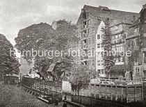 0119_034_263 Wohn- und Lagergebude am Wandbereiter Brook. Die Bodenluken eines mehrstckigen Speichers sind geffnet, eine Hieve Scke hngt an der Giebelwinde. Im Vordergrund schtzen Prellsteine die Gelnder und verhindern ein direktes Parken der Transportkarren am Fleet. Die Wasserstraen der Fleete bildeten fr den Warentransport in Hamburg ein bedeutendes Verkehrsnetz. Die Huser der reichen Kaufleute – meist Wohn- und Lagerhaus zugleich – wurden mit der Rckfront zum Fleet und der Vorderfront zur Strae gebaut, oft beidseitig mit entsprechenden Hebevorrichtungen fr Lasten. Die Ladungen der Seeschiffe wurden zunchst auf kleinere Schuten umgeschlagen und zur Zwischenlagerung bzw. weiteren Verarbeitung ber die Fleete an den Bestimmungsort verbracht. Ab 1883 wurden die Wohnviertel auf den Elbinseln Kehrwieder und Wandrahm abgerissen, um die Speicherstadt zu errichten. Etwa 20 000 Menschen wurden zwangsumgesiedelt und ca. 1100 Huser zerstrt.