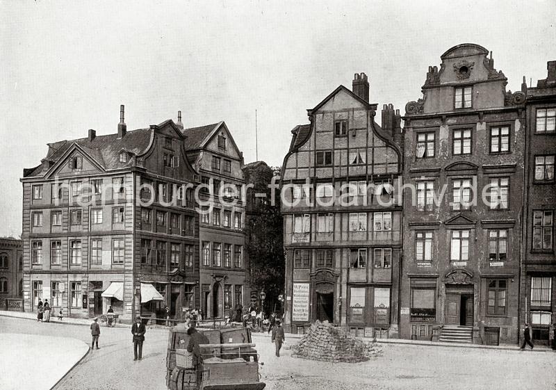 0120_017_1_16  Blick auf die historischen Wohnhuser an der Poggenmhle; in den Gewerberumen im Paterre der mehrstckigen Gebude haben u.a. eine Destillation und Weinhandlung mit Ausschank ihren Sitz. Im Hintergrund pflastern Strassenarbeiter eine abgesperrte Strasse - ein Haufen Pflastersteine ist auf dem Platz gestapelt. Ab 1883 wurden die Wohnviertel auf den Elbinseln Kehrwieder und Wandrahm abgerissen, um die Speicherstadt zu errichten. Etwa 20 000 Menschen wurden zwangsumgesiedelt und ca. 1100 Huser zerstrt.