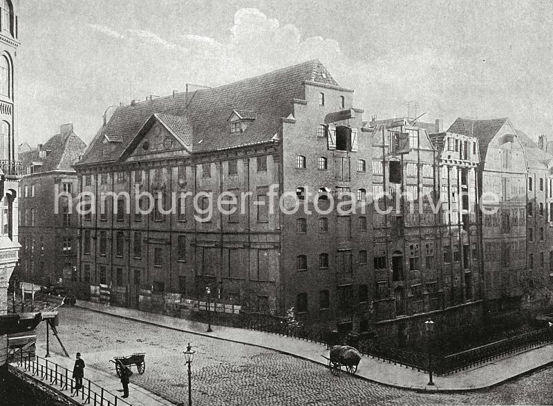 0125_024_247  WBlick auf die Kornhausbrcke ber das Dovenfleet - die Strasse "Bei St. Annen" fhrt zu den Kaianlagen vom Sandtorhafen. Rechts hohe Speichergebude die landseitig am "Neuen Wandrahm" liegen. Am Gebude lks., ein Eckhaus am Alten Wandrahm ist ein Baugerst angebracht. Ab 1883 wurden die Wohnviertel auf den Elbinseln Kehrwieder und Wandrahm abgerissen, um die Speicherstadt zu errichten. Etwa 20 000 Menschen wurden zwangsumgesiedelt und ca. 1100 Huser zerstrt.