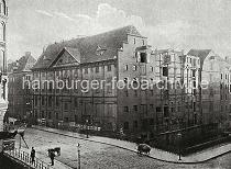 0125_024_247 Blick auf die Kornhausbrcke ber das Dovenfleet - die Strasse "Bei St. Annen" fhrt zu den Kaianlagen vom Sandtorhafen. Rechts hohe Speichergebude die landseitig am "Neuen Wandrahm" liegen. Am Gebude lks., ein Eckhaus am Alten Wandrahm ist ein Baugerst angebracht. Ab 1883 wurden die Wohnviertel auf den Elbinseln Kehrwieder und Wandrahm abgerissen, um die Speicherstadt zu errichten. Etwa 20 000 Menschen wurden zwangsumgesiedelt und ca. 1100 Huser zerstrt.