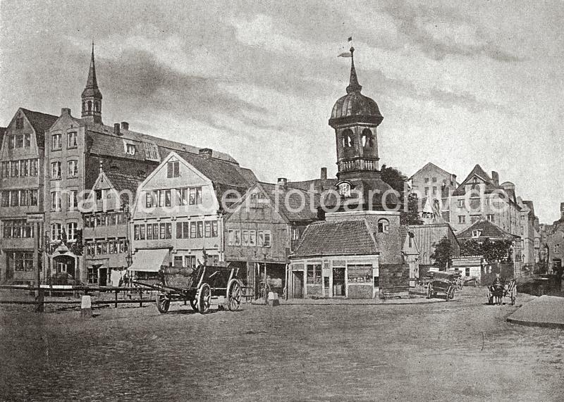 0126_024_213 Wohngebude bei St. Annnen - ein Pferdefuhrwerk steht auf der Strasse sowie mehrere Transportkarren. In der rechten Bildmitte der Turm von der schon 1812 abgebrochenen St. Annen Kapelle - links die Turmspitze der St. Katharinenkirche. Ab 1883 wurden die Wohnviertel auf den Elbinseln Kehrwieder und Wandrahm abgerissen, um die Speicherstadt zu errichten. Etwa 20 000 Menschen wurden zwangsumgesiedelt und ca. 1100 Huser zerstrt.