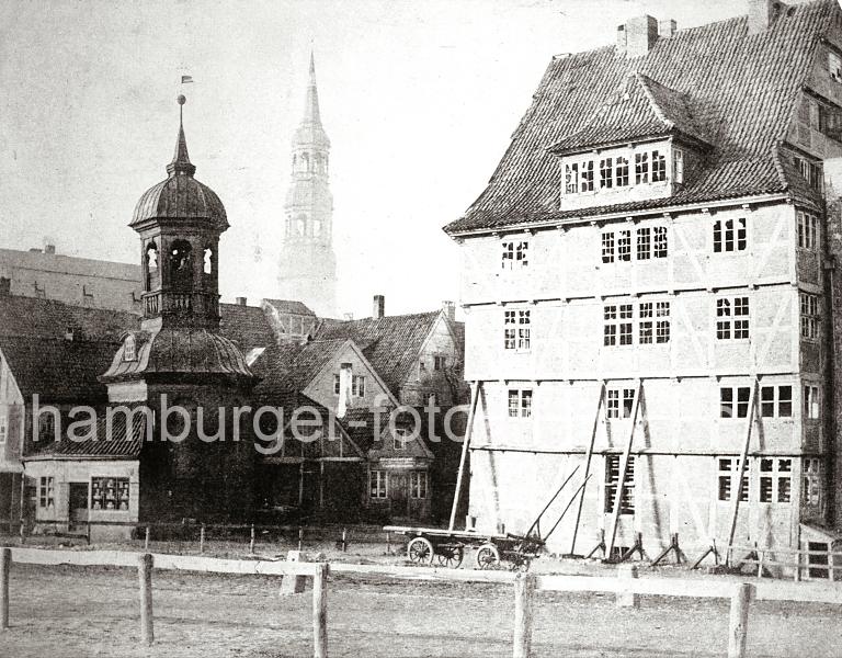 0127_3501_23 Turm der St. Annen Kapelle und im Hintergrund die St. Katharinenkirche - rechts ein mehrstckiges Fachwerkhaus; die Scheiben sind teilweise zerbrochen und die unteren Fenster vernagelt. Die Aussenmauer des Gebudes wird mit Balken abgesttzt. Ab 1883 wurden die Wohnviertel auf den Elbinseln Kehrwieder und Wandrahm abgerissen, um die Speicherstadt zu errichten. Etwa 20 000 Menschen wurden zwangsumgesiedelt und ca. 1100 Huser zerstrt.