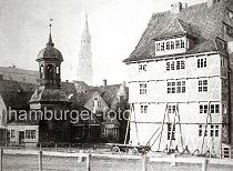 0127_3501_23 Turm der St. Annen Kapelle und im Hintergrund die St. Katharinenkirche - rechts ein mehrstckiges Fachwerkhaus; die Scheiben sind teilweise zerbrochen und die unteren Fenster vernagelt. Die Aussenmauer des Gebudes wird mit Balken abgesttzt. Ab 1883 wurden die Wohnviertel auf den Elbinseln Kehrwieder und Wandrahm abgerissen, um die Speicherstadt zu errichten. Etwa 20 000 Menschen wurden zwangsumgesiedelt und ca. 1100 Huser zerstrt.