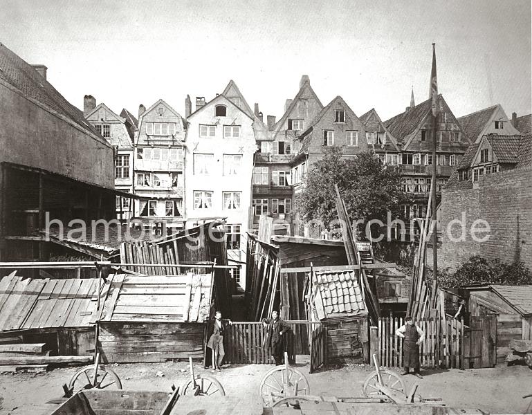 0131_030_35 Blick auf das Lager und die Werkstatt einer Stellmacherei am Sandtorkai; unterschiedliche Hlzer werden im Schuppen und im Freien gelagert. Im Vordergrund sind unterschiedliche Fuhrwerke aus Holz zu erkennen. Ab 1883 wurden die Wohnviertel auf den Elbinseln Kehrwieder und Wandrahm abgerissen, um die Speicherstadt zu errichten. Etwa 20 000 Menschen wurden zwangsumgesiedelt und ca. 1100 Huser zerstrt.