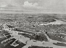 0137_024_309 Das alte Hamburg aus der Luft - Blick ber die Elbe auf das Hafenbecken vom Grasbrookhafen und Sandtorhafen. Im Vordergrund das Gaswerk auf dem Grossen Grasbrook - die Dampffhre fhrt von dort ber die Elbe nach Steinwerder. Der Magdeburger Hafen vorne rechts verbindet die Elbe mit dem Brooktorhafen, an dem der grosse Silospecher steht; rechts davon die Gebude des Hannoverschen Bahnhofs. Ab 1883 wurden die Wohnviertel auf den Elbinseln Kehrwieder und Wandrahm hinter dem Sandtorhafen abgerissen, um die Speicherstadt zu errichten. Etwa 20 000 Menschen wurden zwangsumgesiedelt und ca. 1100 Huser zerstrt.