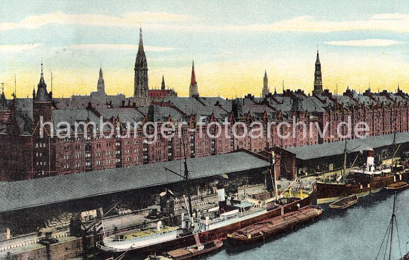 0141_237_76_1 Zwei Dampfschiffe liegen am Sandtorkai des Sandtorhafens. Auf der Landseite werden die Schiffe ber Krne be- und entladen und auf der Wasserseite Schuten und Lastkhne liegen. Hinter den offenen Lagerschuppen, in denen gestapelte Gter zu erkennen sind, liegen die Gebude der Speicherstadt - im Hintergrund Rathausturm und die Kirchtrme der Hansestadt Hamburg. Baubeginn der Speicherstadt war 1883. Dabei wurden zunchst die ab dem 16. Jahrhundert auf den Elbinseln Kehrwieder und Wandrahm gewachsenen Wohnviertel abgerissen. Der Kehrwieder galt als Arbeiter- und Handwerkerviertel mit teilweise enger Gngeviertelbebauung, der Wandrahm war vor allem mit Kaufmanns- und Brgerhusern aus dem 17. und 18. Jahrhundert bebaut und insbesondere von hollndischen Einwanderern geprgt. Die Realisierung und Verwaltung der Speicherstadt wurde im Jahr 1885 durch die Hamburger Freihafen-Lagerhaus-Gesellschaft (HFLG) bernommen. Bis 1889 entstanden zwischen Kehrwiederspitze und Kannengieerort etwa 60 Prozent der Lagerflchen (Blcke A bis O). Im zweiten Bauabschnitt von 1891 bis 1897 wurden die Speicherblcke P, Q und R am St. Annenufer und Neuer Wandrahm errichtet. Im dritten Bauabschnitt von 1899 bis 1927, unterbrochen durch den Ersten Weltkrieg und die Inflationsjahre, wurde das Gebiet stlich der Strae Bei St. Annen fertig gestellt (Blcke S bis X). Das "Rathaus" der Speicherstadt, das Verwaltungsgebude der HHLA, wurde 1903 eingeweiht. Insgesamt entstanden 24 Speicherblcke mit rund 300.000 Quadratmeter Lagerflche.