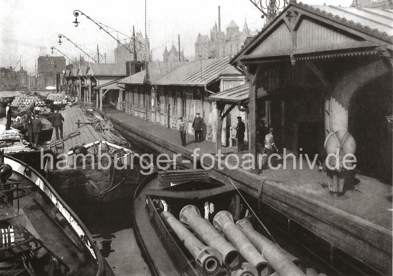 0144_090_2 Schwimmende Zollstation am Brooktorhafen - am Ponton liegen Binnenschiffe, die Tonnen und Eisenrohre geladen haben. Im Hintergrund rechts die Dcher der Speichergebude und lks. die Polizeiwache an der Durchfahrt zum Sandtorhafen. Durch den Zollanschluss Hamburgs an das Deutsche Reich verlor die Hansestadt zwar seinen Status als zollfreies Staatsgebiet, doch ein festgelegtes Gebiet, das den Groen und den Kleinen Grasbrook umfasste, wurde als Freihafen zum Zollausland deklariert. Dort blieb weiterhin der freie Umschlag und die Lagerung von Waren sowie die abgabefreie Weiterverarbeitung von Importgtern innerhalb der gesetzten Grenzen mglich. Die Zufahrt ber die Unterelbe war ebenfalls zollfrei und die Zollverwaltung lag in Hamburger Hand.