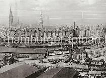 0147_17 Historisches Panorama vom Grasbrookhafen; Binnenschiffe und Schuten liegen am Dalmannkai vor den offenene Lagerschuppen, in denen die Waren gestapelt sind. Auf der Landseite stehen auf den Schienen der Hafenbahn die Gterwaggons mit denen die Waren angeliefert oder weiter transportiert werden. Vor den hohen Lagergebuden der Speicherstadt die Kaischuppen am Sandtorkai; mehrere Dampfer haben dort festgemacht. Rechts eine grosse Baustelle - ein Neubau (Amt fr Strom- und Hafenbau?) ist mit Baugersten versehen. Dahinter das Polizeigebude an der Schleuse zum Brooktorhafen. Die Hamburger Speicherstadt wurde ab 1883 errichtet. Dabei wurden zunchst die ab dem 16. Jahrhundert auf den Elbinseln Kehrwieder und Wandrahm gewachsenen Wohnviertel abgerissen. Der Kehrwieder galt als Arbeiter- und Handwerkerviertel mit teilweise enger Gngeviertelbebauung, der Wandrahm war vor allem mit Kaufmanns- und Brgerhusern aus dem 17. und 18. Jahrhundert bebaut und insbesondere von hollndischen Einwanderern geprgt. Die Realisierung und Verwaltung der Speicherstadt wurde im Jahr 1885 durch die Hamburger Freihafen-Lagerhaus-Gesellschaft (HFLG) bernommen. Bis 1889 entstanden zwischen Kehrwiederspitze und Kannengieerort etwa 60 Prozent der Lagerflchen (Blcke A bis O). Im zweiten Bauabschnitt von 1891 bis 1897 wurden die Speicherblcke P, Q und R am St. Annenufer und Neuer Wandrahm errichtet. Im dritten Bauabschnitt von 1899 bis 1927, unterbrochen durch den Ersten Weltkrieg und die Inflationsjahre, wurde das Gebiet stlich der Strae Bei St. Annen fertig gestellt (Blcke S bis X). Das "Rathaus" der Speicherstadt, das Verwaltungsgebude der HHLA, wurde 1903 eingeweiht. Insgesamt entstanden 24 Speicherblcke mit rund 300.000 Quadratmeter Lagerflche.