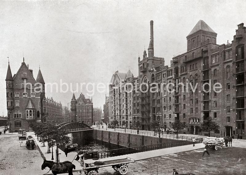 0148_17_1_27  Auf der St. Annenbrcke fahren Pferdefuhrwerke; eines ist mit Scken beladen; re. die Blcke Q + R am St. Annenufer, eine Hieve Scke wird gerade vom Speicherboden auf ein Fuhrwerk herunter gelassen. Im Hintergrund der Block G hinter der Neuerwegsbrcke am Pickhuben  - links der Block 0 mit den Neugotischen Giebeltrmen. Die Hamburger Speicherstadt wurde ab 1883 errichtet. Dabei wurden zunchst die ab dem 16. Jahrhundert auf den Elbinseln Kehrwieder und Wandrahm gewachsenen Wohnviertel abgerissen. Der Kehrwieder galt als Arbeiter- und Handwerkerviertel mit teilweise enger Gngeviertelbebauung, der Wandrahm war vor allem mit Kaufmanns- und Brgerhusern aus dem 17. und 18. Jahrhundert bebaut und insbesondere von hollndischen Einwanderern geprgt. Die Realisierung und Verwaltung der Speicherstadt wurde im Jahr 1885 durch die Hamburger Freihafen-Lagerhaus-Gesellschaft (HFLG) bernommen. Bis 1889 entstanden zwischen Kehrwiederspitze und Kannengieerort etwa 60 Prozent der Lagerflchen (Blcke A bis O). Im zweiten Bauabschnitt von 1891 bis 1897 wurden die Speicherblcke P, Q und R am St. Annenufer und Neuer Wandrahm errichtet. Im dritten Bauabschnitt von 1899 bis 1927, unterbrochen durch den Ersten Weltkrieg und die Inflationsjahre, wurde das Gebiet stlich der Strae Bei St. Annen fertig gestellt (Blcke S bis X). Das "Rathaus" der Speicherstadt, das Verwaltungsgebude der HHLA, wurde 1903 eingeweiht. Insgesamt entstanden 24 Speicherblcke mit rund 300.000 Quadratmeter Lagerflche.