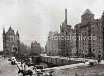 0148_17_1_27 Auf der St. Annenbrcke fahren Pferdefuhrwerke; eines ist mit Scken beladen; re. die Blcke Q + R am St. Annenufer, eine Hieve Scke wird gerade vom Speicherboden auf ein Fuhrwerk herunter gelassen. Im Hintergrund der Block G hinter der Neuerwegsbrcke am Pickhuben  - links der Block 0 mit den Neugotischen Giebeltrmen. Die Hamburger Speicherstadt wurde ab 1883 errichtet. Dabei wurden zunchst die ab dem 16. Jahrhundert auf den Elbinseln Kehrwieder und Wandrahm gewachsenen Wohnviertel abgerissen. Der Kehrwieder galt als Arbeiter- und Handwerkerviertel mit teilweise enger Gngeviertelbebauung, der Wandrahm war vor allem mit Kaufmanns- und Brgerhusern aus dem 17. und 18. Jahrhundert bebaut und insbesondere von hollndischen Einwanderern geprgt. Die Realisierung und Verwaltung der Speicherstadt wurde im Jahr 1885 durch die Hamburger Freihafen-Lagerhaus-Gesellschaft (HFLG) bernommen. Bis 1889 entstanden zwischen Kehrwiederspitze und Kannengieerort etwa 60 Prozent der Lagerflchen (Blcke A bis O). Im zweiten Bauabschnitt von 1891 bis 1897 wurden die Speicherblcke P, Q und R am St. Annenufer und Neuer Wandrahm errichtet. Im dritten Bauabschnitt von 1899 bis 1927, unterbrochen durch den Ersten Weltkrieg und die Inflationsjahre, wurde das Gebiet stlich der Strae Bei St. Annen fertig gestellt (Blcke S bis X). Das "Rathaus" der Speicherstadt, das Verwaltungsgebude der HHLA, wurde 1903 eingeweiht. Insgesamt entstanden 24 Speicherblcke mit rund 300.000 Quadratmeter Lagerflche.