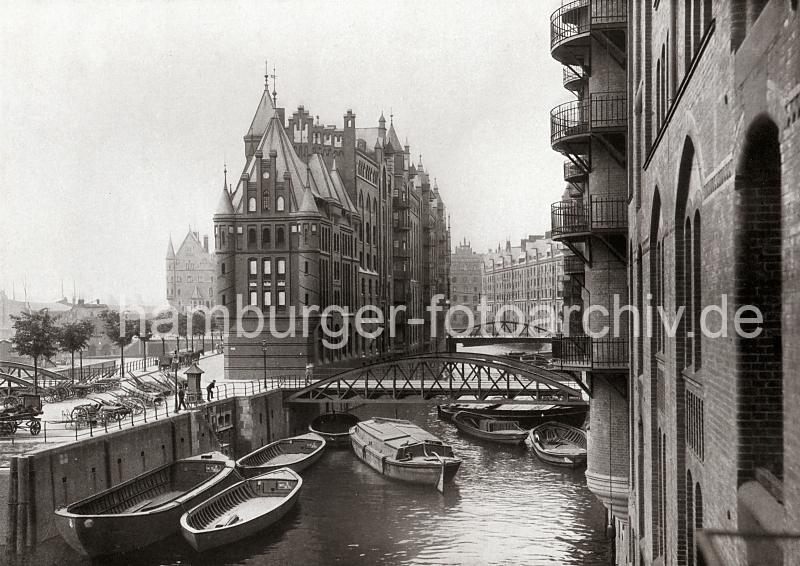 0149_17_1_28 Blick in das Wandrahmsfleet auf die Brcke der Hollndischen Reihe (Dienerreihe) - offene und abgedeckte Schuten liegen auf dem Wasser an den Kaimauern oder unter dem Lagergebude des Speicherblocks W. Auf der Strasse stehen Handkarren und Pferd + Wagen zum Weitertransport der Waren. Im Hintergrund sind die Gebude der Speicherblcke 0 und W zu erkennen.  Die Hamburger Speicherstadt wurde ab 1883 errichtet. Dabei wurden zunchst die ab dem 16. Jahrhundert auf den Elbinseln Kehrwieder und Wandrahm gewachsenen Wohnviertel abgerissen. Der Kehrwieder galt als Arbeiter- und Handwerkerviertel mit teilweise enger Gngeviertelbebauung, der Wandrahm war vor allem mit Kaufmanns- und Brgerhusern aus dem 17. und 18. Jahrhundert bebaut und insbesondere von hollndischen Einwanderern geprgt. Die Realisierung und Verwaltung der Speicherstadt wurde im Jahr 1885 durch die Hamburger Freihafen-Lagerhaus-Gesellschaft (HFLG) bernommen. Bis 1889 entstanden zwischen Kehrwiederspitze und Kannengieerort etwa 60 Prozent der Lagerflchen (Blcke A bis O). Im zweiten Bauabschnitt von 1891 bis 1897 wurden die Speicherblcke P, Q und R am St. Annenufer und Neuer Wandrahm errichtet. Im dritten Bauabschnitt von 1899 bis 1927, unterbrochen durch den Ersten Weltkrieg und die Inflationsjahre, wurde das Gebiet stlich der Strae Bei St. Annen fertig gestellt (Blcke S bis X). Das "Rathaus" der Speicherstadt, das Verwaltungsgebude der HHLA, wurde 1903 eingeweiht. Insgesamt entstanden 24 Speicherblcke mit rund 300.000 Quadratmeter Lagerflche.