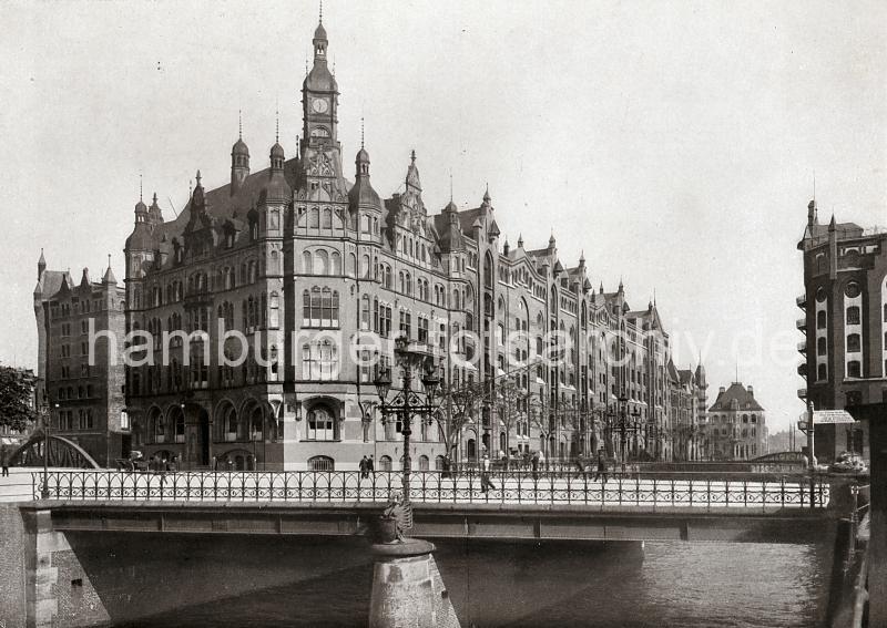 0150_17_1_29 Im Vordergrund die St. Annenbrcke ber das Hollndische Brooksfleet - eine Gaslaterne mit drei schmiedeeiserne Lampen steht in der Mitte der Brcke; darunter auf dem Brckenpfeiler eine Vogelfigur ( Schwan?) die das Wappenschild der Hansestadt hlt.  Am Hollndischen Brook liegt das grosse Verwaltungsgebude der Hamburger Freihafen-Lagerhaus-Gesellschaft HFLG, das mit seinen vielen neogotischen Giebeltrmen auch das Speicherstadtrathaus genannt wird. Dahinter schliesst der Speicherblock U an, der mit seiner Wasserseite am Wandrahmsfleet liegt. Rechts ein Ausschnitt des Blocks V. Die Hamburger Speicherstadt wurde ab 1883 errichtet. Dabei wurden zunchst die ab dem 16. Jahrhundert auf den Elbinseln Kehrwieder und Wandrahm gewachsenen Wohnviertel abgerissen. Der Kehrwieder galt als Arbeiter- und Handwerkerviertel mit teilweise enger Gngeviertelbebauung, der Wandrahm war vor allem mit Kaufmanns- und Brgerhusern aus dem 17. und 18. Jahrhundert bebaut und insbesondere von hollndischen Einwanderern geprgt. Die Realisierung und Verwaltung der Speicherstadt wurde im Jahr 1885 durch die Hamburger Freihafen-Lagerhaus-Gesellschaft (HFLG) bernommen. Bis 1889 entstanden zwischen Kehrwiederspitze und Kannengieerort etwa 60 Prozent der Lagerflchen (Blcke A bis O). Im zweiten Bauabschnitt von 1891 bis 1897 wurden die Speicherblcke P, Q und R am St. Annenufer und Neuer Wandrahm errichtet. Im dritten Bauabschnitt von 1899 bis 1927, unterbrochen durch den Ersten Weltkrieg und die Inflationsjahre, wurde das Gebiet stlich der Strae Bei St. Annen fertig gestellt (Blcke S bis X). Das "Rathaus" der Speicherstadt, das Verwaltungsgebude der HHLA, wurde 1903 eingeweiht. Insgesamt entstanden 24 Speicherblcke mit rund 300.000 Quadratmeter Lagerflche.