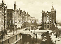 0150_17_1_30  Im Vordergrund die St. Annenbrcke ber das St. Annenfleet / Hollndischbrookfleet - Gaslaternen mit drei schmiedeeiserne Lampen steht in der Mitte der Brcke. Am St. Annen / Hollndischer Brook liegt das grosse Verwaltungsgebude der Hamburger Freihafen-Lagerhaus-Gesellschaft HFLG, das mit seinen vielen