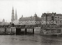 0152_237_80_1 Ein langer Gterzug mit geschlossenen Waggons steht auf den Gleisen am Brooktorhafen - Holzschuten liegen an der Kaimauer. Im Hintergrund das alte Hauptzollamt am Brooktorkai sowie ein Speichergebude und ein mehrstckiges Wohnhaus. Die Hamburger Speicherstadt wurde ab 1883 errichtet. Dabei wurden zunchst die ab dem 16. Jahrhundert auf den Elbinseln Kehrwieder und Wandrahm gewachsenen Wohnviertel abgerissen. Die Realisierung und Verwaltung der Speicherstadt wurde im Jahr 1885 durch die Hamburger Freihafen- Lagerhaus- Gesellschaft (HFLG) bernommen. Bis 1889 entstanden zwischen Kehrwiederspitze und Kannengieerort etwa 60 Prozent der Lagerflchen (Blcke A bis O). Im zweiten Bauabschnitt von 1891 bis 1897 wurden die Speicherblcke P, Q und R am St. Annenufer und Neuer Wandrahm errichtet. Im dritten Bauabschnitt von 1899 bis 1927, unterbrochen durch den Ersten Weltkrieg und die Inflationsjahre, wurde das Gebiet stlich der Strae Bei St. Annen fertig gestellt (Blcke S bis X). Das "Rathaus" der Speicherstadt, das Verwaltungsgebude der jetzigen HHLA, wurde 1903 eingeweiht. Insgesamt entstanden 24 Speicherblcke mit rund 300.000 Quadratmeter Lagerflche.