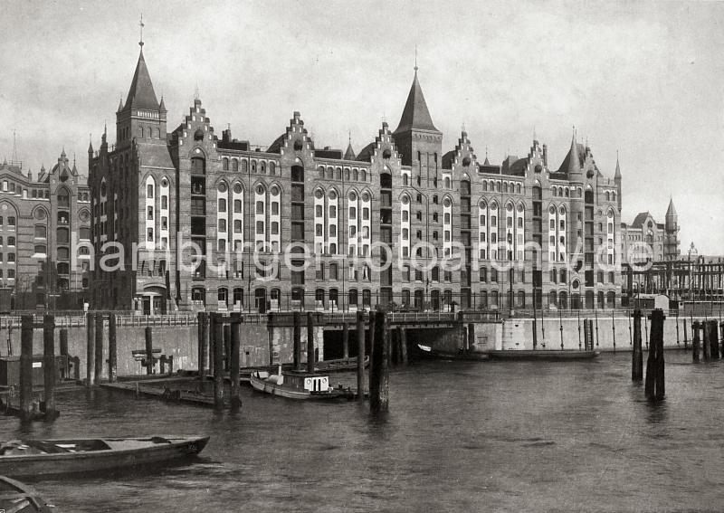 0153_017_1_30 Blick vom Magdeburger Hafen auf den Brooktorhafen und zur Durchfahrt zum Hollndisch Brook Fleet. Hinter dem Zollzaun steht der Speicherblock V; rechts davon ist die Baustelle des Block X zu erkennen. Die Hamburger Speicherstadt wurde ab 1883 errichtet. Dabei wurden zunchst die ab dem 16. Jahrhundert auf den Elbinseln Kehrwieder und Wandrahm gewachsenen Wohnviertel abgerissen. Die Realisierung und Verwaltung der Speicherstadt wurde im Jahr 1885 durch die Hamburger Freihafen- Lagerhaus- Gesellschaft (HFLG) bernommen. Bis 1889 entstanden zwischen Kehrwiederspitze und Kannengieerort etwa 60 Prozent der Lagerflchen (Blcke A bis O). Im zweiten Bauabschnitt von 1891 bis 1897 wurden die Speicherblcke P, Q und R am St. Annenufer und Neuer Wandrahm errichtet. Im dritten Bauabschnitt von 1899 bis 1927, unterbrochen durch den Ersten Weltkrieg und die Inflationsjahre, wurde das Gebiet stlich der Strae Bei St. Annen fertig gestellt (Blcke S bis X). Das "Rathaus" der Speicherstadt, das Verwaltungsgebude der jetzigen HHLA, wurde 1903 eingeweiht. Insgesamt entstanden 24 Speicherblcke mit rund 300.000 Quadratmeter Lagerflche.