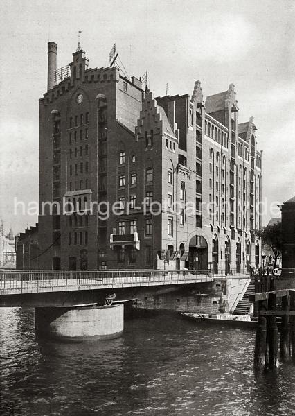 0154_017_1_47 Im Vordergrund der Magdeburger Hafen und die Drehbrcke ber das Hafenbecken, das zum Brooktorhafen fhrt. Der Silospeicher wurde  1879 unter der Leitung der Architekten Hanssen + Meerwein errichtet und 1884 zu einem Bodenspeicher mit 11020 m Lagerflche umgebaut. 1890 bernahm das Lagergebude die Hamburger Freihafen-Lagerhaus-Gesellschaft (HFLG), so dass sich smtliche Speicher im Freihafen von der HFLG betrieben wurden. 