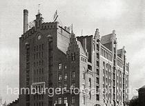 0154_017_1_47 Im Vordergrund der Magdeburger Hafen und die Drehbrcke ber das Hafenbecken, das zum Brooktorhafen fhrt. Der Silospeicher wurde  1879 unter der Leitung der Architekten Hanssen + Meerwein errichtet und 1884 zu einem Bodenspeicher mit 11020 m Lagerflche umgebaut. 1890 bernahm das Lagergebude die Hamburger Freihafen-Lagerhaus-Gesellschaft (HFLG), so dass sich smtliche Speicher im Freihafen von der HFLG betrieben wurden.