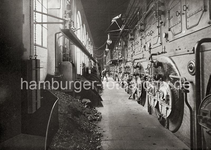 0158_017_1_55 Dampfkesselanlage der Maschinenzentralstation am Sandtorkai; die Energiezentrale am Kesselhaus versorgt die Speicher und sonstigen Gebude im nrdlichen Freihafengebiet mit hydraulischer Kraft und elektrischer Engerie. Das Lschen und Laden der auf dem Wasser- und Landwege ankommenden und abgehenden Fahrzeuge erfolgte mit hydraulischen Winden, Krnen und Hebebhnen, die von der Zentralstation am Sandtorkai versorgt wurden. ber eine an der Wand verlaufende Schiene werden die einzelnen Kohle-Lagerpltze vor den Dampfkesseln versorgt; im Hintergrund steht ein Heizer mit Schaufel. Die Hamburger Speicherstadt wurde ab 1883 errichtet.  Die Realisierung und Verwaltung der Speicherstadt wurde im Jahr 1885 durch die Hamburger Freihafen-Lagerhaus-Gesellschaft (HFLG) bernommen. Bis 1889 entstanden zwischen Kehrwiederspitze und Kannengieerort etwa 60 Prozent der Lagerflchen (Blcke A bis O). Im zweiten Bauabschnitt von 1891 bis 1897 wurden die Speicherblcke P, Q und R am St. Annenufer und Neuer Wandrahm errichtet. Im dritten Bauabschnitt von 1899 bis 1927, unterbrochen durch den Ersten Weltkrieg und die Inflationsjahre, wurde das Gebiet stlich der Strae Bei St. Annen fertig gestellt (Blcke S bis X). Das "Rathaus" der Speicherstadt, das Verwaltungsgebude der HHLA, wurde 1903 eingeweiht. Insgesamt entstanden 24 Speicherblcke mit rund 300.000 Quadratmeter Lagerflche.