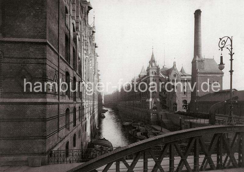 0159_237_80 Blick von der Sandbrcke auf das Brooksfleet - lks. liegt eine mit Ballen beladene Schute an der Wasserseite des Speicherblocks E. Am gegenber liegenden Fleetufer mehrere Lastkhne und eine Barkasse am Ponton des Kesselhauses. Die Energiezentrale am Kesselhaus versorgt die Speicher und sonstigen Gebude im nrdlichen Freihafengebiet mit hydraulischer Kraft und elektrischer Energie. Das Lschen und Laden der auf dem Wasser- und Landwege ankommenden und abgehenden Fahrzeuge erfolgte mit hydraulischen Winden, Krnen und Hebebhnen, die von der Zentralstation am Sandtorkai versorgt wurden. Die Hamburger Speicherstadt wurde ab 1883 errichtet.  Die Realisierung und Verwaltung der Speicherstadt wurde im Jahr 1885 durch die Hamburger Freihafen-Lagerhaus-Gesellschaft (HFLG) bernommen. Bis 1889 entstanden zwischen Kehrwiederspitze und Kannengieerort etwa 60 Prozent der Lagerflchen (Blcke A bis O). Im zweiten Bauabschnitt von 1891 bis 1897 wurden die Speicherblcke P, Q und R am St. Annenufer und Neuer Wandrahm errichtet. Im dritten Bauabschnitt von 1899 bis 1927, unterbrochen durch den Ersten Weltkrieg und die Inflationsjahre, wurde das Gebiet stlich der Strae Bei St. Annen fertig gestellt (Blcke S bis X). Das "Rathaus" der Speicherstadt, das Verwaltungsgebude der HHLA, wurde 1903 eingeweiht. Insgesamt entstanden 24 Speicherblcke mit rund 300.000 Quadratmeter Lagerflche.