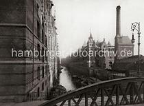 0159_237_80 Blick von der Sandbrcke auf das Brooksfleet - lks. liegt eine mit Ballen beladene Schute an der Wasserseite des Speicherblocks E. Am gegenber liegenden Fleetufer mehrere Lastkhne und eine Barkasse am Ponton des Kesselhauses. Die Energiezentrale am Kesselhaus versorgt die Speicher und sonstigen Gebude im nrdlichen Freihafengebiet mit hydraulischer Kraft und elektrischer Energie. Das Lschen und Laden der auf dem Wasser- und Landwege ankommenden und abgehenden Fahrzeuge erfolgte mit hydraulischen Winden, Krnen und Hebebhnen, die von der Zentralstation am Sandtorkai versorgt wurden. Die Hamburger Speicherstadt wurde ab 1883 errichtet.  Die Realisierung und Verwaltung der Speicherstadt wurde im Jahr 1885 durch die Hamburger Freihafen-Lagerhaus-Gesellschaft (HFLG) bernommen. Bis 1889 entstanden zwischen Kehrwiederspitze und Kannengieerort etwa 60 Prozent der Lagerflchen (Blcke A bis O). Im zweiten Bauabschnitt von 1891 bis 1897 wurden die Speicherblcke P, Q und R am St. Annenufer und Neuer Wandrahm errichtet. Im dritten Bauabschnitt von 1899 bis 1927, unterbrochen durch den Ersten Weltkrieg und die Inflationsjahre, wurde das Gebiet stlich der Strae Bei St. Annen fertig gestellt (Blcke S bis X). Das "Rathaus" der Speicherstadt, das Verwaltungsgebude der HHLA, wurde 1903 eingeweiht. Insgesamt entstanden 24 Speicherblcke mit rund 300.000 Quadratmeter Lagerflche.