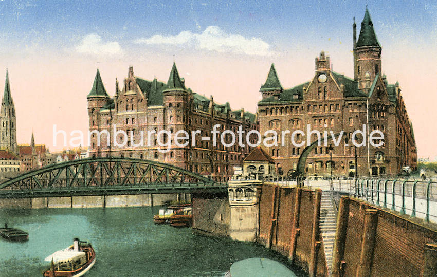 0163_0111_74  Blick auf die Wilhelminenbrcke - rechts fhrt eine steinerne Treppe zum Wasser. Ein Kran mit Handbetrieb steht an der Kaimauer vom Wilhelminenplatz. Am Kehrwiederfleet die Frontansichten der Speichergebude A und J mti den neogotischen Giebeln. Lks. Wohngebude und der Kirchturm der St. Jacobikirche auf der anderen Seite des Binnenhafens / Zollkanals.