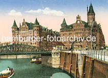 0163_0111_74  Blick auf die Wilhelminenbrcke - rechts fhrt eine steinerne Treppe zum Wasser. Ein Kran mit Handbetrieb steht an der Kaimauer vom Wilhelminenplatz. Am Kehrwiederfleet die Frontansichten der Speichergebude A und J mti den neogotischen Giebeln. Lks. Wohngebude und der Kirchturm der St. Jacobikirche auf der anderen