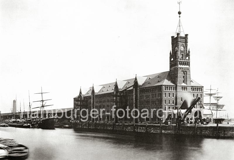 0165_090_3 Kaiserspeicher mit Uhrturm; Lagerschuppen am Kaiserkai des Sandtorhafens. Der vom Strom- und Hafenbau der Bau-Deputation, unter knstlerischer Mitwirkung von Wilhelm Hauers, erbaute Kaiserspeicher wurde 1875 von der Kaiverwaltung in Betrieb genommen. Die Sdost-Seite des Kaispeichers liegt am tiefen Elbwasser, so dass Seeschiffe direkt entladen werden knnen. Die hydraulischen Krne haben eine Ausladung von mehr als 9 m und stehen auf eisernen Gersten an den Aussenwnden des Speichers. Die Krne knnen direkt die Ladung der an der Kaimauer liegenden Frachtschiffelschen und Lasten bis zu 1500 kg aufnehmen. Das Maschinenhaus, in dem der Dampfdruck zum Betrieb der Krne hergestellt wird, liegt an der Stirnseite des Speichers unter dem Uhrturm; auf diesem Turm ist eine Zeitballanlage errichtet, die von der Sternwarte am Millerntor um 12.00 weit sichtbar ausgelst wird. In den Hofraum des Kaiserspeichers fhren Bahngleise; der Kaiserspeicher hat eine bebaute Flche von 3600m und die insgesamt 4 Bden bieten eine Lagerflche von ca. 19 000 m.