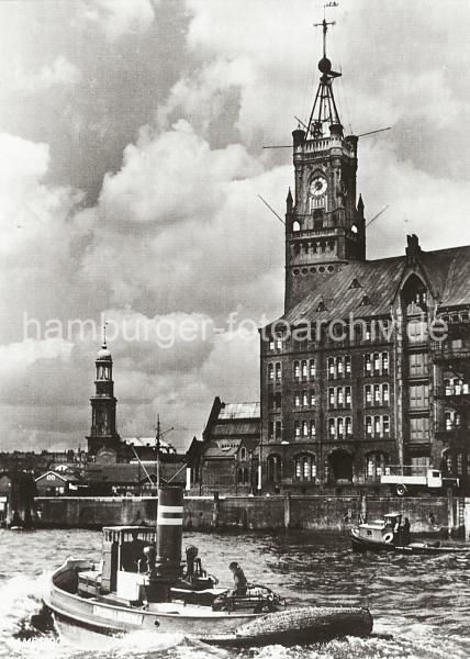 0167_237_1 Elbseite des Kaiserspeichers - Uhrenturm; Schlepper und Barkasse auf der Elbe. Im Hintergrund die St. Michaeliskirche, dem Wahrzeichen Hamburgs. Der vom Strom- und Hafenbau der Bau-Deputation, unter knstlerischer Mitwirkung von Wilhelm Hauers, erbaute Kaiserspeicher wurde 1875 von der Kaiverwaltung in Betrieb genommen. Die Sd-Seite des Kaispeichers liegt am tiefen Elbwasser, so dass Seeschiffe direkt entladen werden knnen. Auf dem Uhrenturm ist eine Zeitballanlage errichtet, die von der Sternwarte am Millerntor um 12.00 weit sichtbar ausgelst wird; in ihm befindet sich auch eine feuerfeste Treppe.  Der Kaiserspeicher hat eine bebaute Flche von 3600m und die insgesamt 4 Bden bieten eine Lagerflche von ca. 19 000 m.