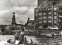 0167_237_1 Elbseite des Kaiserspeichers - Uhrenturm; Schlepper und Barkasse auf der Elbe. Im Hintergrund die St. Michaeliskirche, dem Wahrzeichen Hamburgs. Der vom Strom- und Hafenbau der Bau-Deputation, unter knstlerischer Mitwirkung von Wilhelm Hauers, erbaute Kaiserspeicher wurde 1875 von der Kaiverwaltung in Betrieb genommen. Die Sd-Seite des Kaispeichers liegt am tiefen Elbwasser, so dass Seeschiffe direkt entladen werden knnen. Auf dem Uhrenturm ist eine Zeitballanlage errichtet, die von der Sternwarte am Millerntor um 12.00 weit sichtbar ausgelst wird; in ihm befindet sich auch eine feuerfeste Treppe.  Der Kaiserspeicher hat eine bebaute Flche von 3600m und die insgesamt 4 Bden bieten eine Lagerflche von ca. 19 000 m.