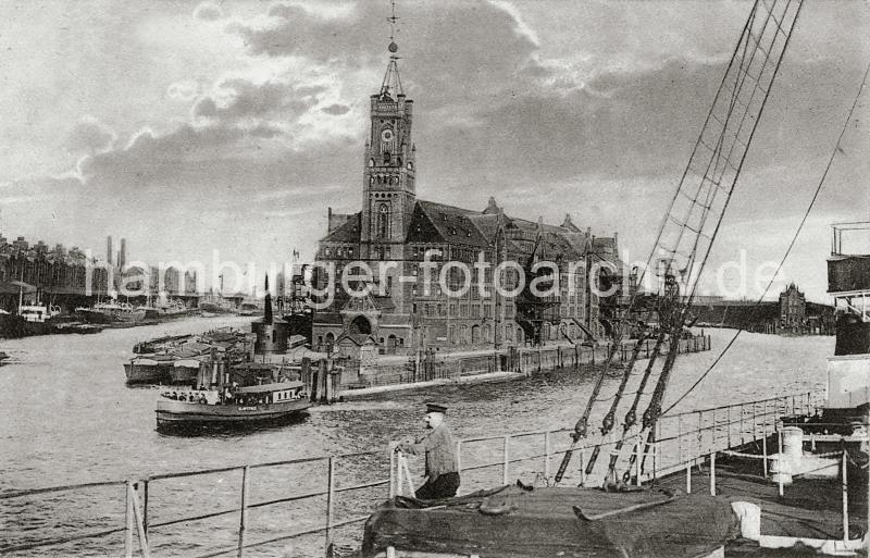 0170_236_2a Blick von einem Frachtschiff, das an den Dalben in der Norderelbe liegt, auf den Kaispeicher und in den Sandtorhafen sowie zur Einfahrt des Grasbrookhafens (re.). Ein Ausflugsschiff hat gerade den Anleger am Kaiserhft verlassen und fhrt Richtung Landungsbrcken. Der 1875 gebaute Kaiserspeicher hat eine bebaute Flche von 3600m und die insgesamt 4 Bden bieten eine Lagerflche von ca. 19 000 m. Die Sd-Seite des Kaispeichers liegt am tiefen Elbwasser, so dass Seeschiffe direkt entladen werden knnen. Die hydraulischen Krne haben eine Ausladung von mehr als 9 m und stehen auf eisernen Gersten an den Aussenwnden des Speichers. Die Krne knnendirekt die Ladung der an der Kaimauer liegenden Frachtschiffe lschen und Lasten bis zu 1500 kg aufnehmen. Das Maschinenhaus, in dem der Dampfdruck zum Betrieb der Krne hergestellt wird, liegt an der Stirnseite des Speichers unter dem Uhrturm; auf diesem Turm ist eine Zeitballanlage errichtet, die von der Sternwarte am Millerntor um 12.00 weit sichtbar ausgelst wird.