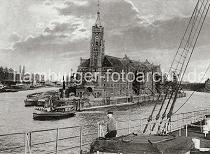 0170_236_2a Blick von einem Frachtschiff, das an den Dalben in der Norderelbe liegt, auf den Kaispeicher und in den Sandtorhafen sowie zur Einfahrt des Grasbrookhafens (re.). Ein Ausflugsschiff hat gerade den Anleger am Kaiserhft verlassen und fhrt Richtung Landungsbrcken. Der 1875 gebaute Kaiserspeicher hat eine bebaute Flche von 3600m und die insgesamt 4 Bden bieten eine Lagerflche von ca. 19 000 m. Die Sd-Seite des Kaispeichers liegt am tiefen Elbwasser, so dass Seeschiffe direkt entladen werden knnen. Die hydraulischen Krne haben eine Ausladung von mehr als 9 m und stehen auf eisernen Gersten an den Aussenwnden des Speichers. Die Krne knnendirekt die Ladung der an der Kaimauer liegenden Frachtschiffe lschen und Lasten bis zu 1500 kg aufnehmen. Das Maschinenhaus, in dem der Dampfdruck zum Betrieb der Krne hergestellt wird, liegt an der Stirnseite des Speichers unter dem Uhrturm; auf diesem Turm ist eine Zeitballanlage errichtet, die von der Sternwarte am Millerntor um 12.00 weit sichtbar ausgelst wird.