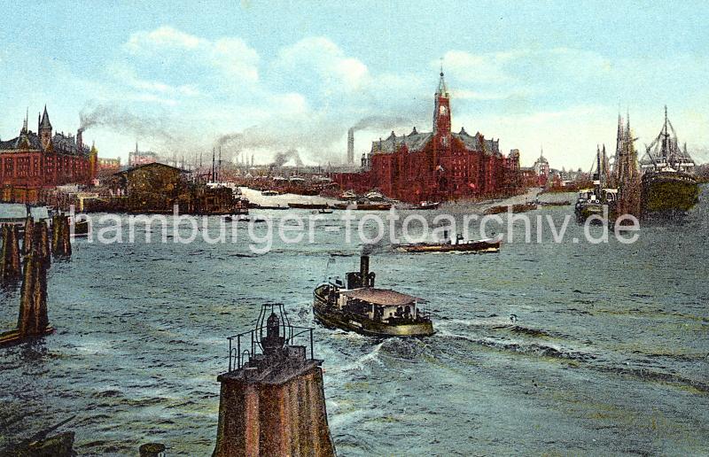 0171_236_1 Ein Ausflugsdampfer kommt von den Landungsbrcken und fhrt zu den Fleeten in der Speicherstadt, deren Lagerblcke lks. zu erkennen sind. Im Vordergrund eine Signallampe auf einer Holzdalbe; im Bildzentrum die Einfahrt zum Sandtorhafen, der Kaiserkai ist dicht mit Schiffen belegt. Links davon der 1875 gebaute Kaiserspeicher; er hat eine bebaute Flche von 3600m und eine Lagerflche von ca. 19 000 m. Die Sd-Seite des Kaispeichers liegt am tiefen Elbwasser, so dass Seeschiffe direkt entladen werden knnen. Auf dem Turm des Speichers ist eine Zeitballanlage errichtet, die von der Sternwarte am Millerntor um 12.00 weit sichtbar ausgelst wird. 