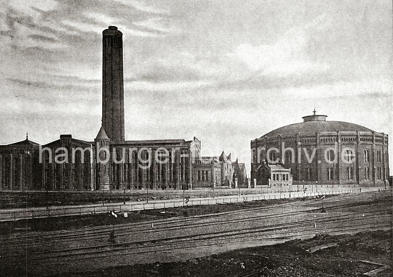 0175_024_330 Blick von der Harburger Strasse auf dem Grasbrook ber die Gleisanlagen der Hafenbahn zum Gaswerk. Die Gleise fhren zum Strandkai und der Fhre, die ber die Norderelbe zum Kleinen Grasbrook fhrt.  Die Gaswerk auf dem Grasbrook wurden 1844 als Privatgesellschaft gegrndet, 1845 bei einer Sturmflut zerstrt und 1846 wieder aufgebaut. 1874 ging die Anlage in den Besitz der Stadt ber. In den vier Gasbehltern  knnen insgesamt 73 000 cbm Gas gespeichert werden. Das grte Gasometer hat einen Durchmesser von 56m - es kann 50 000 cbm speichern. Die Kohle wird von Seeschiffen gebracht, die direkt am Kai des Gaswerks mit einem hydraulischen Kran entladen werden. In neun Kohlenschuppen knnen ca. 30 000 t Kohle auf dem Gelnde der Gasanstalt Grasbrook gelagert werden.