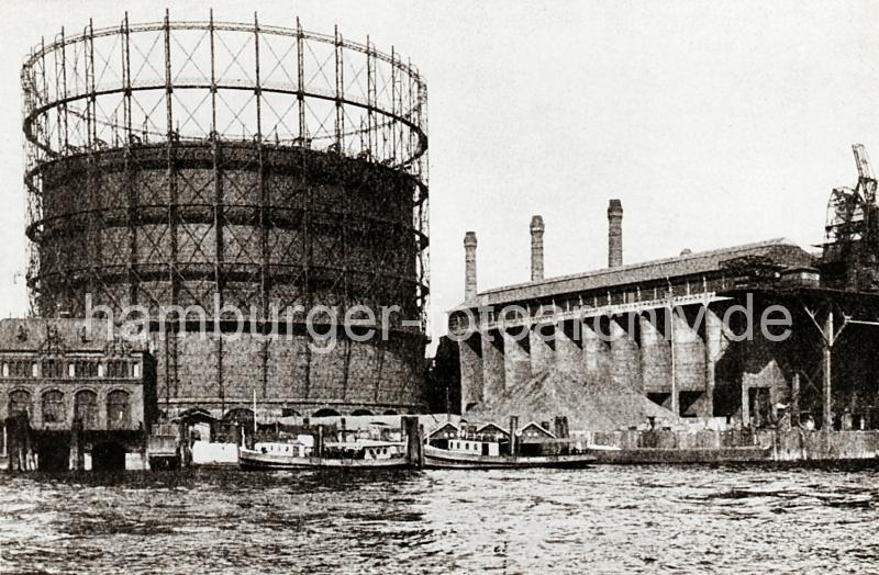 0177_230_1 Blick auf das Gasometer und die Kaianlage am Grasbrook. Das Gaswerk auf dem Grasbrook wurden 1844 als Privatgesellschaft gegrndet, schon 1845 bei einer Sturmflut zerstrt und 1846 wieder aufgebaut. 1874 ging die Anlage in den Besitz der Stadt ber. In den vier Gasbehltern  knnen insgesamt 73 000 cbm Gas gespeichert werden. Das grte Gasometer hat einen Durchmesser von 56m - es kann 50 000 cbm speichern. Die Kohle wird von Seeschiffen gebracht, die direkt am Kai des Gaswerks mit einem hydraulischen Kran entladen werden. In neun Kohlenschuppen knnen ca. 30 000 t Kohle auf dem Gelnde der Gasanstalt Grasbrook gelagert werden.