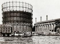 0177_230_1 Blick auf das Gasometer und die Kaianlage am Grasbrook. Das Gaswerk auf dem Grasbrook wurden 1844 als Privatgesellschaft gegrndet, schon 1845 bei einer Sturmflut zerstrt und 1846 wieder aufgebaut. 1874 ging die Anlage in den Besitz der Stadt ber. In den vier Gasbehltern  knnen insgesamt 73 000 cbm Gas gespeichert werden. Das grte Gasometer hat einen Durchmesser von 56m - es kann 50 000 cbm speichern. Die Kohle wird von Seeschiffen gebracht, die direkt am Kai des Gaswerks mit einem hydraulischen Kran entladen werden. In neun Kohlenschuppen knnen ca. 30 000 t Kohle auf dem Gelnde der Gasanstalt Grasbrook gelagert werden.