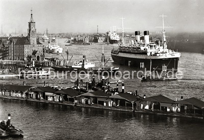 0181_224_83 Der Passagierdampfer MONT ROSA liegt an den Dalben im Elbstrom; das Passagierschiff lief 1930 vom Stapel und wurde auf der Hamburger Werft Blohm & Vo gebaut. Das ca. 160m lange und 20m breite Schiff kann 2 400 Passagier an Bord nehmen und hat eine Besatzung von 336 Personen. Das Dampfschiff PHNIX verlsst gerade den Sandtorhafen, dessen Einfahrt zwischen dem Kaispeicher und Sandtorhft liegt. Im Hintergrund die Einfahrt zum Hansahafen und Segelschiffhafen.