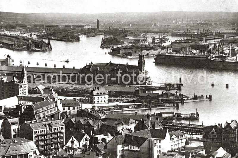 0182_237_81_2 Blick ber die Huser am Baumwall zur Niederbaumbrcke und dem Kaispeicher A am Kaiserhft. Davor liegt das Polizeigebude bei der Wilhelminenbrcke, rechts der Anleger am Sandtorhft. Auf der anderen Seite der Norderelbe die Hafenbecken vom Indiahafen, dem Hansahafen und dem Segelschiffhafen.