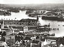 0182_237_81_2 Blick ber die Huser am Baumwall zur Niederbaumbrcke und dem Kaispeicher A am Kaiserhft. Davor liegt das Polizeigebude bei der Wilhelminenbrcke, rechts der Anleger am Sandtorhft. Auf der anderen Seite der Norderelbe die Hafenbecken vom Indiahafen, dem Hansahafen und dem Segelschiffhafen.