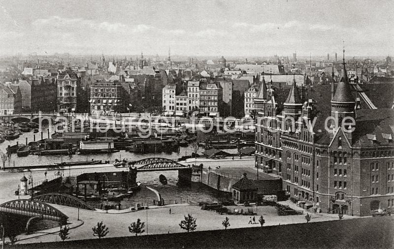 0187_222_1 Blick vom Dach des Kaispeichers auf den Hamburger Binnenhafen; der Hafen ist mit Schuten und Arbeitsbooten dicht belegt - lks. die Brcke ber die Zufahrt zum Admiralittsstrassenfleet. In der rechten Bildmitte die schmale Einfahrt des Rdingsmarktfleets. Im Vordergrund rechts die Strasse Sandtorkai und der Speicherblock J; Karren stehen auf dem Wilhelminenplatz, neben der Wilhelminenbrcke lks. steht eine Litfasule am Kehrwieder.